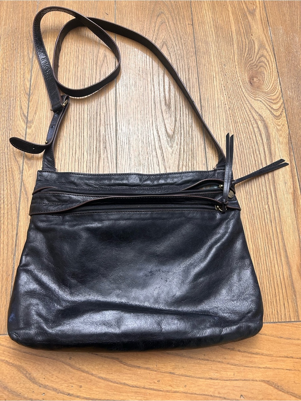 Vintage hobo Black Leather Crossbody Bag - Classic Zip Detail